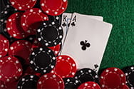 Casino-Chips und Karten auf einem Blackjack-Tisch.