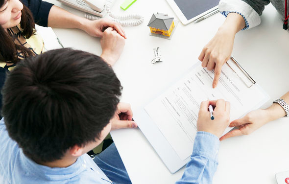 Jemand eröffnet ein Bankkonto.