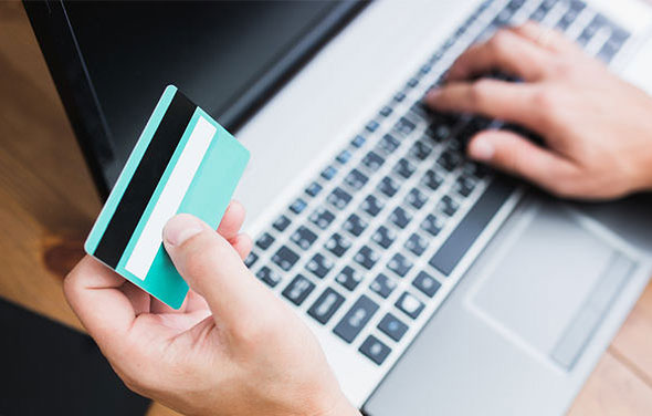 Jemand aktiviert und benutzt seine Maestro-Karte.