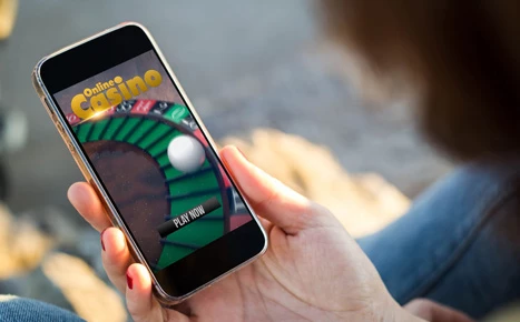 Eine Person, die in einem Online-Casino vom Handy aus spielt.