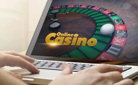 Eine Person, die in einem Online-Casino vom Computer aus spielt.