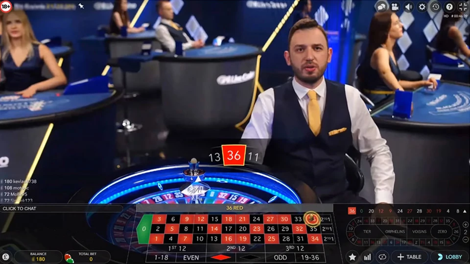Ein Dealer während eines Live-Roulette-Spiels vom mobilen Casino.