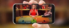 Ein Croupier während eines Live-Roulette-Spiels aus einem mobilen Casino.