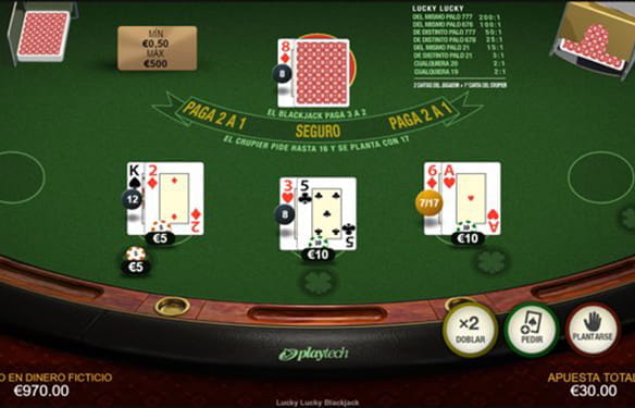 Blackjack-Tisch. Neben den Slots zum Platzieren der normalen Wette gibt es einen weiteren mit der Zeichnung eines Klees. Der Spieler hat 3 Wetten platziert und seine Hände addieren sich zu 12, 8 und 17 oder 7, da die letztere Kombination ein Ass bildet. Der Dealer hat eine seiner Karten aufgedeckt, eine Karo-8 und die andere versteckt.