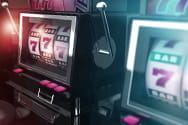 Zwei klassische Spielautomaten.