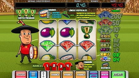 Spiel zum Slot Manolo der mit der Kickdrum, wo wir die Hauptfigur links mit seiner Baskenmütze und seiner charakteristischen Kickdrum sehen können, Informationen zu den Boni oben, die Spielknöpfe unten, Informationen zu den Preisen rechts, die drei Walzen in der Mitte mit einigen ihrer Hauptsymbole. Der Hintergrund ist ein Fußballstadion.