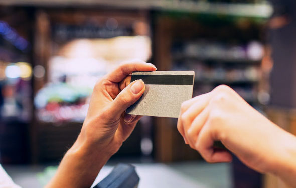 Jemand fragt nach einer Maestro-Karte.