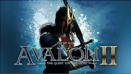 König Arthur gekleidet in seine Rüstung und sein Schwert Excalibur auf blauem Grund und in schwarzen und goldenen Buchstaben den Titel des Slots. König Arthur hat seinen Oberkörper leicht gedreht und in einer Angriffsposition mit dem Schwert in den Händen.