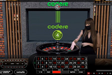 Una crupier girando la rueda de la ruleta Coderista en Codere