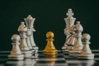 El tablero de ajedrez con las piezas representa el juego de estrategia por antonomasia.