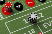 Un montón de fichas de casino sobre un paño de ruleta.