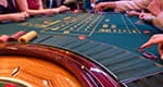 Über das Spiel an einem Roulette-Tisch in einem physischen Casino zu starten.