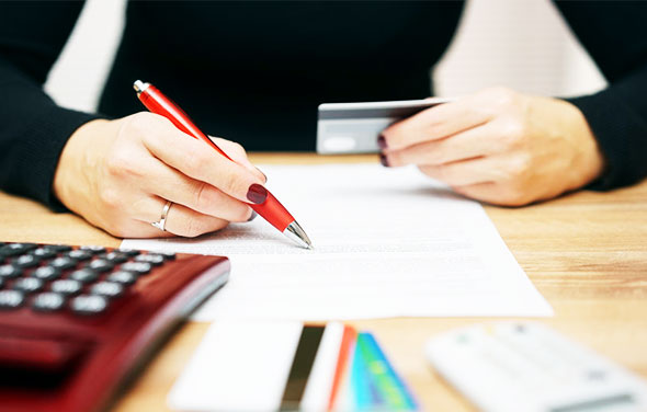 Jemand beantragt eine MasteCard.