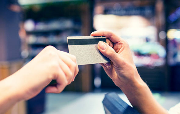 Jemand beantragt eine Visa-Karte bei Ihrer Bank.