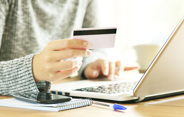 Jemand benutzt Mastercard online.