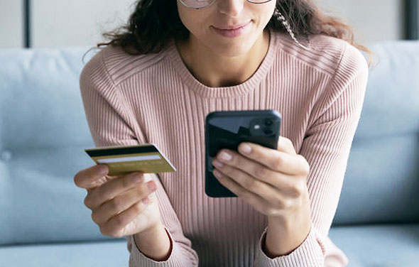 Jemand benutzt seine Visa-Karte, um Online-Transaktionen durchzuführen.