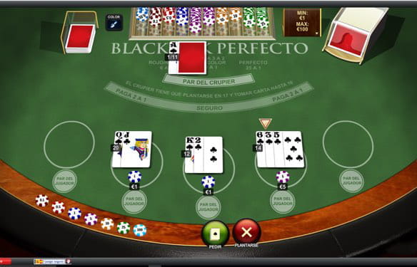 Die drei Hände, die der Wetter gespielt hat, sind auf der Spielmatte sichtbar. Der erste addiert 20, der zweite 12 und der dritte 14. In der Hand des Dealers liegt ein Ass offen und die andere Karte verdeckt.