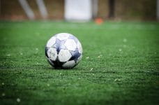 Balón de fútbol en el campo de juego.