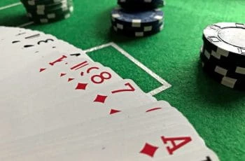 Karten und Pokerchips auf dem Tisch.