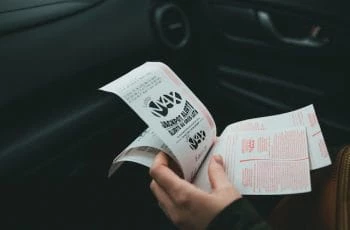 Lottoscheine in einem Auto.