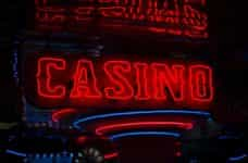 Anuncio de neón de un casino.